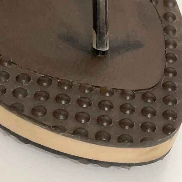 On Your Feet  6.5 Wood Textured Rubber Block Heel Thong Sandals size 6.5 - Picture 9 of 16